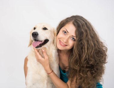 Beyaz köpek yavrusu Golden Retriever 'la beyaz köpek yerine kıvırcık bir kadın.