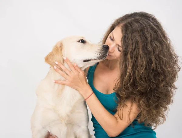 Donna e cane golden retriever su bianco — Foto Stock