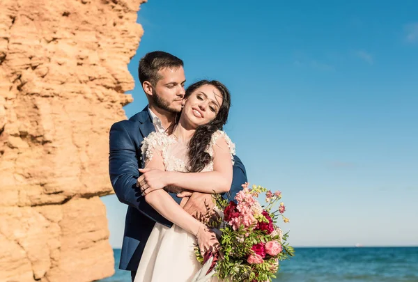 Recém Casados Felizes Estão Mãos Dadas Fundo Mar Azul Passeio — Fotografia de Stock