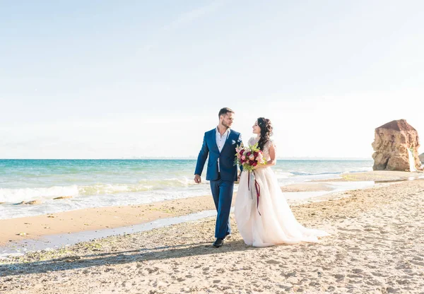 Felices Recién Casados Están Pie Tomados Mano Fondo Del Mar — Foto de Stock