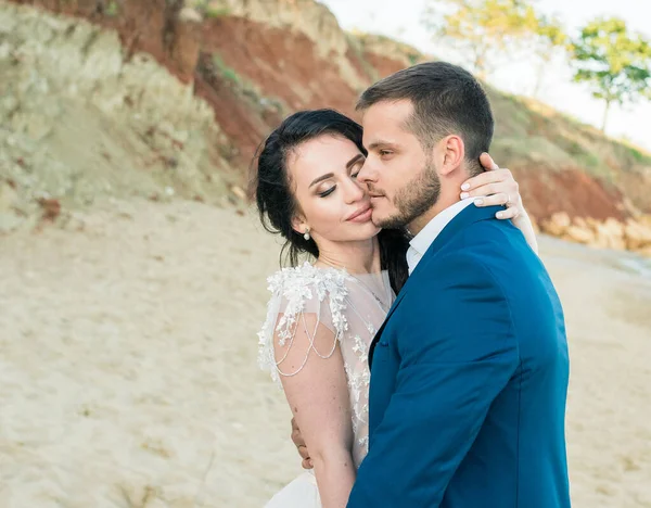 Recém Casados Felizes Estão Mãos Dadas Fundo Mar Azul Passeio — Fotografia de Stock