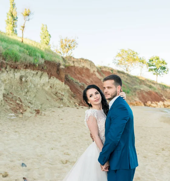 Recém Casados Felizes Estão Mãos Dadas Fundo Mar Azul Passeio — Fotografia de Stock