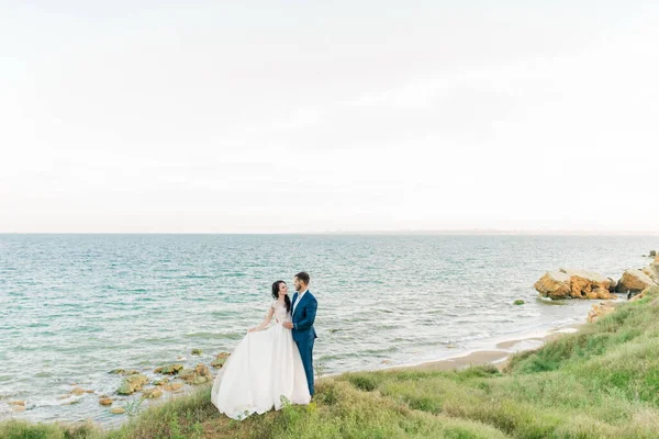 Retrato Casamento Jovem Noiva Noivo Com Buquê Posando Pela Velha — Fotografia de Stock