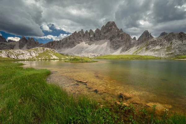 Tre Cime Lavaredo Dolomitesの湖イタリアのアルプス — ストック写真