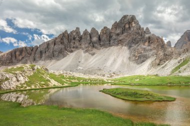 Tre cime di lavaredo Dolomites İtalyan Alpleri 'ndeki göl.