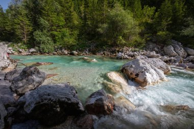 Kristal berrak suyla Soca Nehri Slovenya