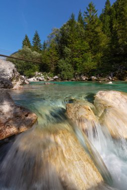 Kristal berrak suyla Soca Nehri Slovenya
