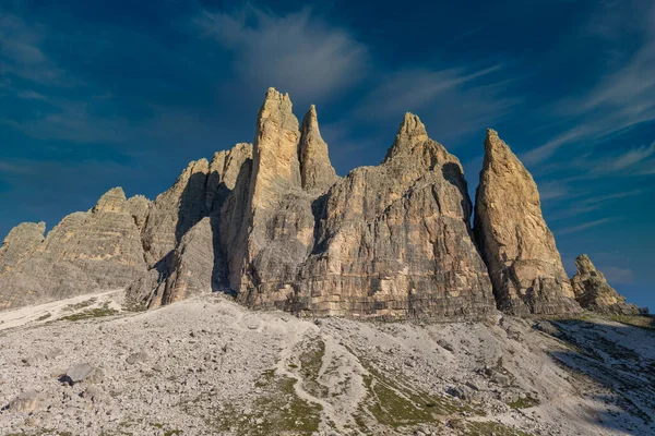 北イタリアの灰岩にドロマイトの石灰岩 岩や形成があります — ストック写真