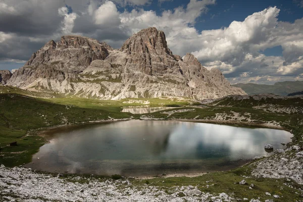 Tre Cime Lavaredo Dolomitesの湖イタリアのアルプス — ストック写真