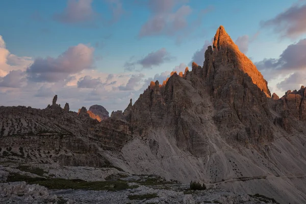 北イタリアの灰岩にドロマイトの石灰岩 岩や形成があります — ストック写真