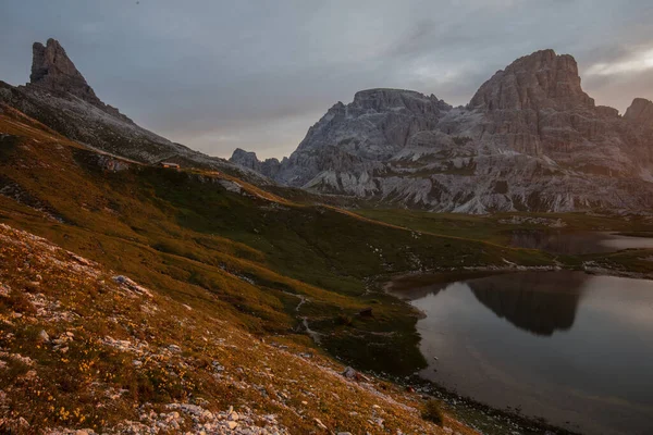 日の出日没オン湖上のTre Cime Lavaredo Dolomitesイタリアのアルプス — ストック写真