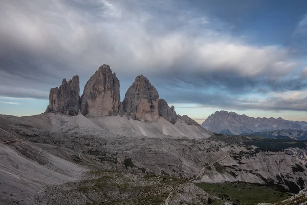 北イタリアの灰岩にドロマイトの石灰岩 岩や形成があります — ストック写真