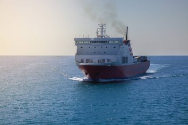 İtalya 'da gün batımında feribot feribotu İtalyan anakarası ve Korsika arasında.