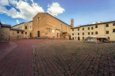 San Gimignano, İtalya - 12 / 09 / 2013: Ortaçağ San Gimignano Toskana Caddesi 'nin ılık renkleri
