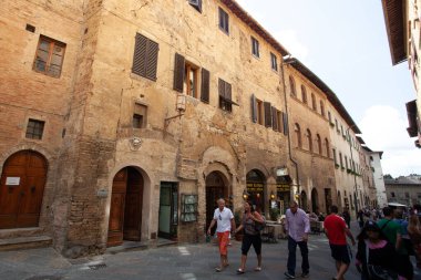 San Gimignano, İtalya - 12 / 09 / 2013: San Gimignano Tuscany sokaklarında gezen turistler