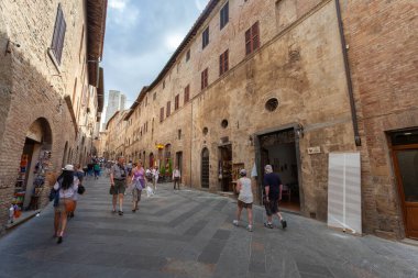 San Gimignano, İtalya - 12 / 09 / 2013: San Gimignano Tuscany sokaklarında gezen turistler