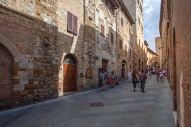 San Gimignano, İtalya - 12 / 09 / 2013: San Gimignano Tuscany sokaklarında gezen turistler