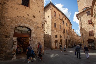 San Gimignano, İtalya - 12 / 09 / 2013: San Gimignano Tuscany sokaklarında gezen turistler