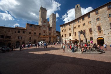 San Gimignano, İtalya - 12 / 09 / 2013: San Gimignano Toskana 'daki ana meydan