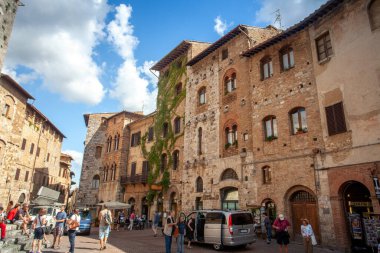 San Gimignano, İtalya - 12 / 09 / 2013: San Gimignano Toskana 'daki eski binalar