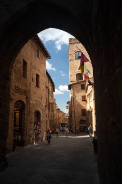 San Gimignano, İtalya - 12 / 09 / 2013: San Gimignano Tuscany sokaklarında yaylar