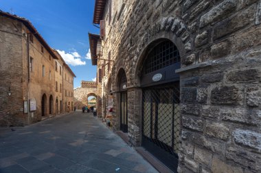 San Gimignano, İtalya - 12 / 09 / 2013: Ortaçağ San Gimignano Toskana Caddesi 'nin ılık renkleri