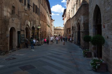 San Gimignano, İtalya - 12 / 09 / 2013: Ortaçağ San Gimignano Caddesi 'nin ılık renkleri