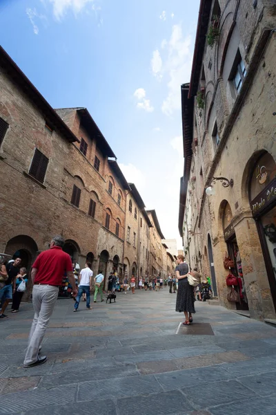 San Gimignano Itália 2013 Turistas Caminhando Durante Dia Nas Ruas — Fotografia de Stock