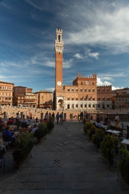 Siena, İtalya - 12 / 09 / 2013: Torre del Mangia kulesiyle Siena ana meydanı