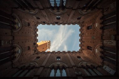 Siena, İtalya - 12 / 09 / 2013: Torre del Mangia kulesine özel görüş