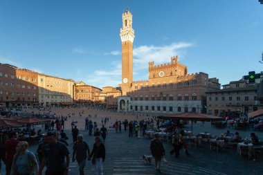 Siena, İtalya - 12 / 09 / 2013: Torre del Mangia kulesiyle Siena ana meydanı