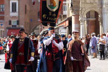 Ferrara, Italya-22 Nisan 2018-Duke d 'Este önündeki bölgenin yemini-kalenin önünde görünen geçit töreni