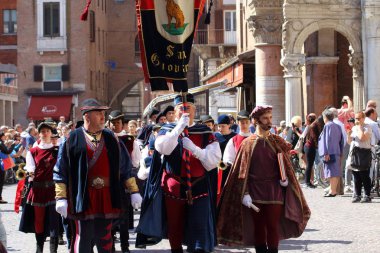 Ferrara, Italya-22 Nisan 2018-Duke d 'Este önündeki bölgenin yemini-kalenin önünde görünen geçit töreni