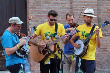 Ferrara, İtalya - 18 Ağustos 2018: Ferrara Buskers Festival sokak sanatına adanmış. Sanatçılar şarkı müziklerini gerçekleştirmek sokakta. Sanatçı Hatchetations