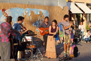 Ferrara, İtalya - 18 Ağustos 2018: Ferrara Buskers Festival sokak sanatına adanmış. Sanatçılar şarkı müziklerini gerçekleştirmek sokakta. Sanatçı Momb