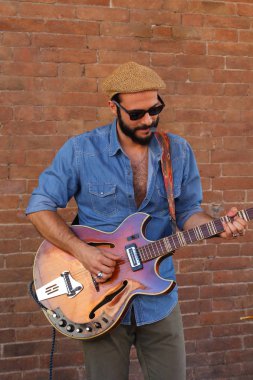 Ferrara, İtalya - 26 Ağustos 2018: Ferrara Buskers Festival sokak sanatına adanmış. Sanatçılar şarkı müziklerini gerçekleştirmek sokakta. Sanatçılar Kardeş hukuk