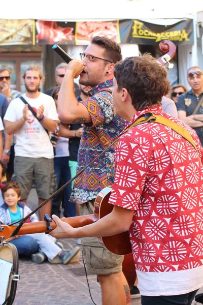 Ferrara, İtalya - 26 Ağustos 2018: Ferrara Buskers Festival sokak sanatına adanmış. Sanatçılar şarkı müziklerini gerçekleştirmek sokakta. Sanatçılar berduşlar toz içinde