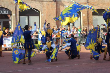 Ferrara, İtalya - 9 Eylül 2018 - altın düello. Bu ' tüm İtalya tarihi'bayrak taşıyıcıları arasında ulusal bir yarışma. Bayrak Dançıları tipik bin - yıllık bir geçmişi olan bir kasaba yönleri vardır. 