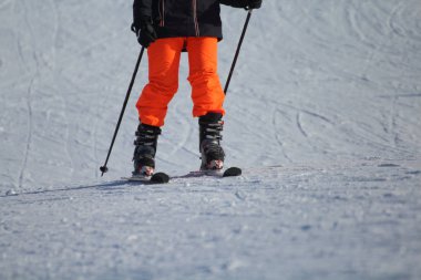 bir kayak sporcu iniş sonunda geldi