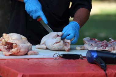aşçı baharatlarla tembellik için bir tavuk temizler.