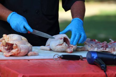 aşçı baharatlarla tembellik için bir tavuk temizler.