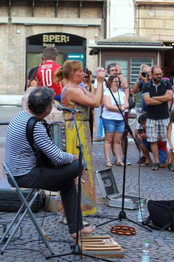 Ferrara, Italia - 25 Ağustos 2019: Ferrara Buskers Festivali, 24-1 Ağustos tarihleri arasında sokak sanatına adanmıştır. Sanatçılar sokakta müziklerini çalarlar. Sanatçılar Berlinskie Samovary Rusya, Spagna ve Svizzera.