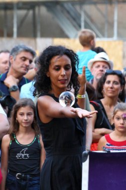 Ferrara, Italia - 25 Ağustos 2019: Ferrara Buskers Festivali, 24-1 Ağustos tarihleri arasında sokak sanatına adanmıştır. palyaço kristal top ve hokkabazlık pimleri kullanarak çocuklar için gerçekleştirir. Sanatçı Carole Madella, Italia.