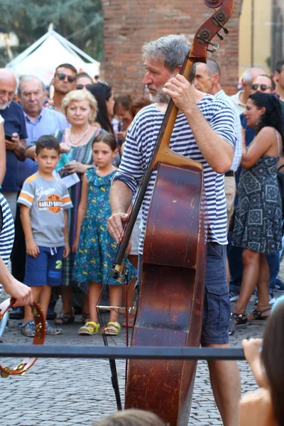 Ferrara, Italia - 25 Ağustos 2019: Ferrara Buskers Festivali, 24-1 Ağustos tarihleri arasında sokak sanatına adanmıştır. Sanatçılar sokakta müziklerini çalarlar. Sanatçılar Berlinskie Samovary Rusya, Spagna ve Svizzera.