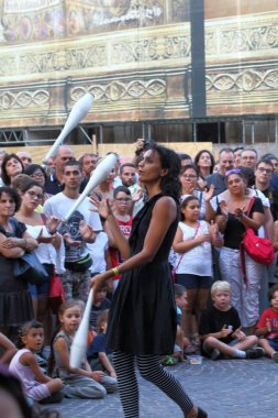 Ferrara, Italia - 25 Ağustos 2019: Ferrara Buskers Festivali, 24-1 Ağustos tarihleri arasında sokak sanatına adanmıştır. palyaço kristal top ve hokkabazlık pimleri kullanarak çocuklar için gerçekleştirir. Sanatçı Carole Madella, Italia.