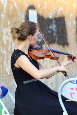 Ferrara, Italia - 25 Ağustos 2019: Ferrara Buskers Festivali, 24-1 Ağustos tarihleri arasında sokak sanatına adanmıştır. Sanatçılar sokakta müziklerini çalarlar. Polonia Sanatçılar Quisquilia Yaylı Çalgılar Dörtlüsü.