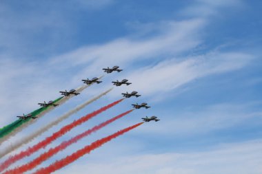 Ferrara, İtalya - 07 Eylül 2019: Frecce Tricolori (Üç Renkli Oklar)İtalyan akrobatik uçak takımı Ferrara, İtalya üzerinde sergi sırasında. Ballons Festivali'nde Airshow performansı.