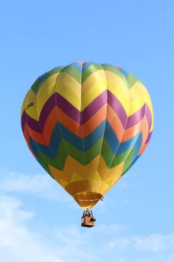 Ferrara, İtalya - 07 Eylül 2019: Fotoğraf Ferrara'daki Ballons Festivali'nde çekildi. Mavi gökyüzü bir arka plan karşı uçuş sıcak hava balonu