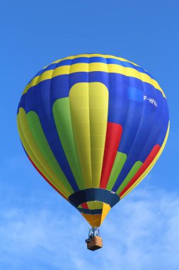 Ferrara, İtalya - 07 Eylül 2019: Fotoğraf Ferrara'daki Ballons Festivali'nde çekildi. Mavi gökyüzü bir arka plan karşı uçuş sıcak hava balonu