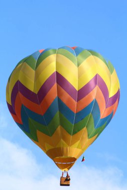 Ballons Festivali - Balon Festivali, şehir parkında sıcak hava balonları sergisi. Mavi gökyüzü bir arka plan karşı uçuş sıcak hava balonu.